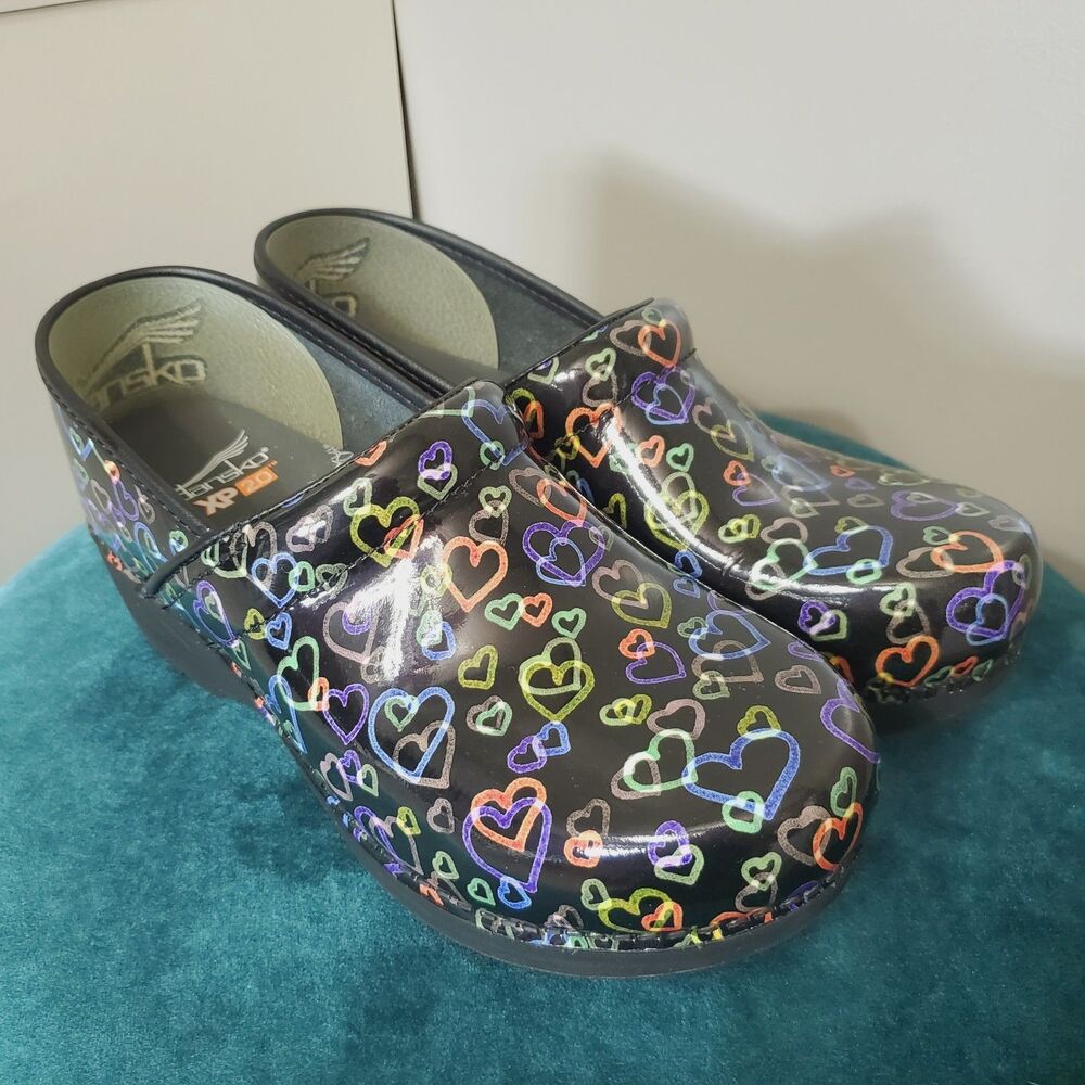 Dansko XP 2.0 Floating Hearts Patent Leather Clogs Womens Size 41 Slip On New